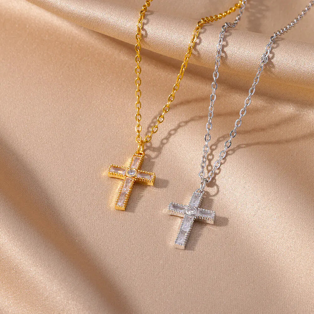 Collier pendentif croix minimaliste tendance avec zircone