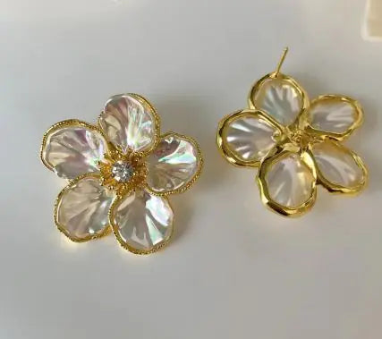 Boucles d'oreilles fleurs blanches
