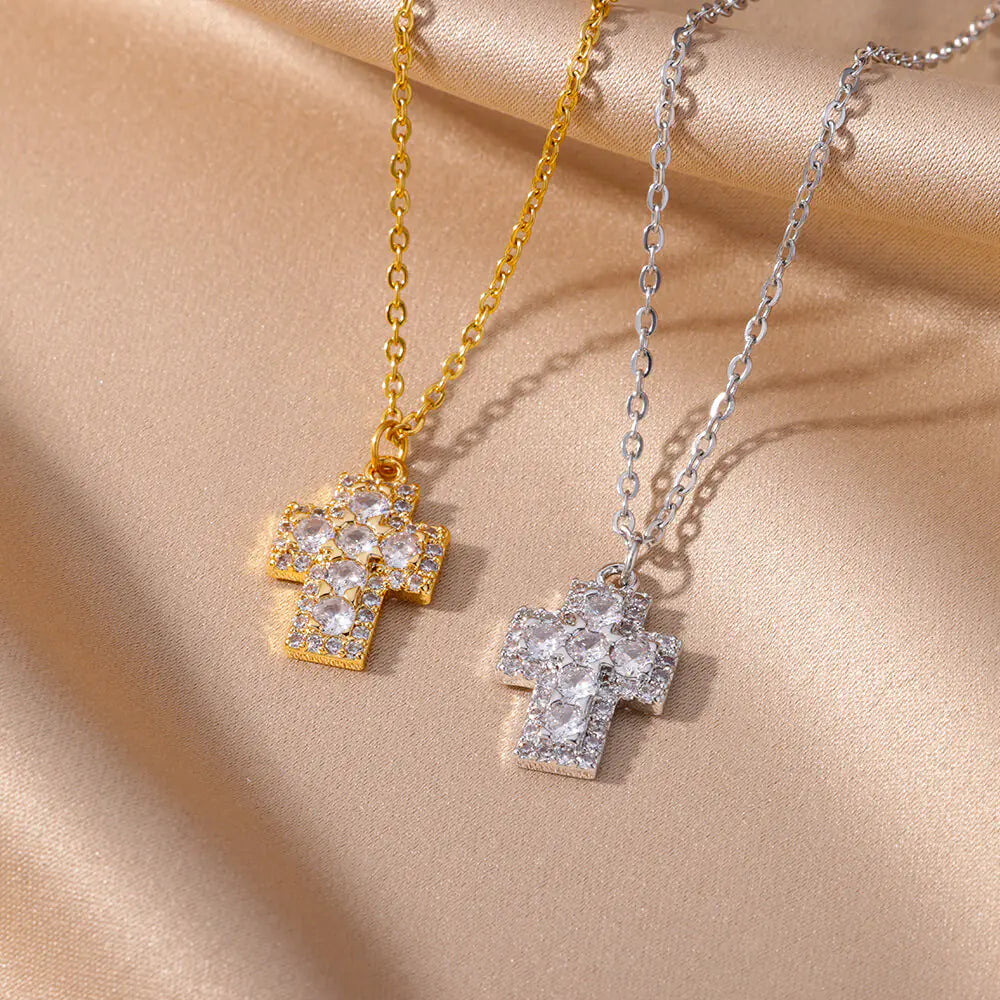 Collier pendentif croix minimaliste tendance avec zircone