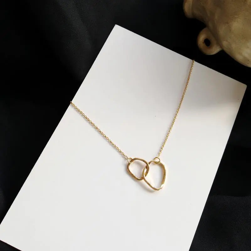Collier ras du cou minimaliste avec pendentif double anneau