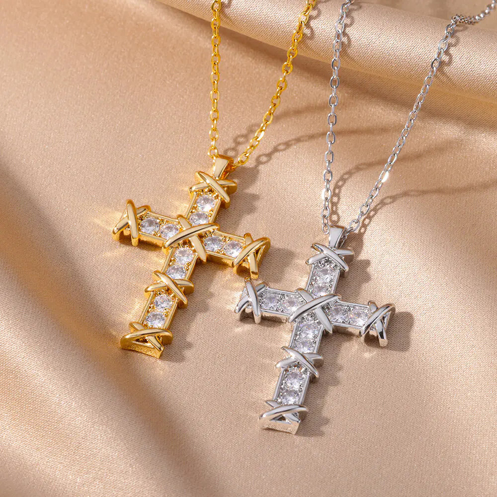 Collier pendentif croix minimaliste tendance avec zircone