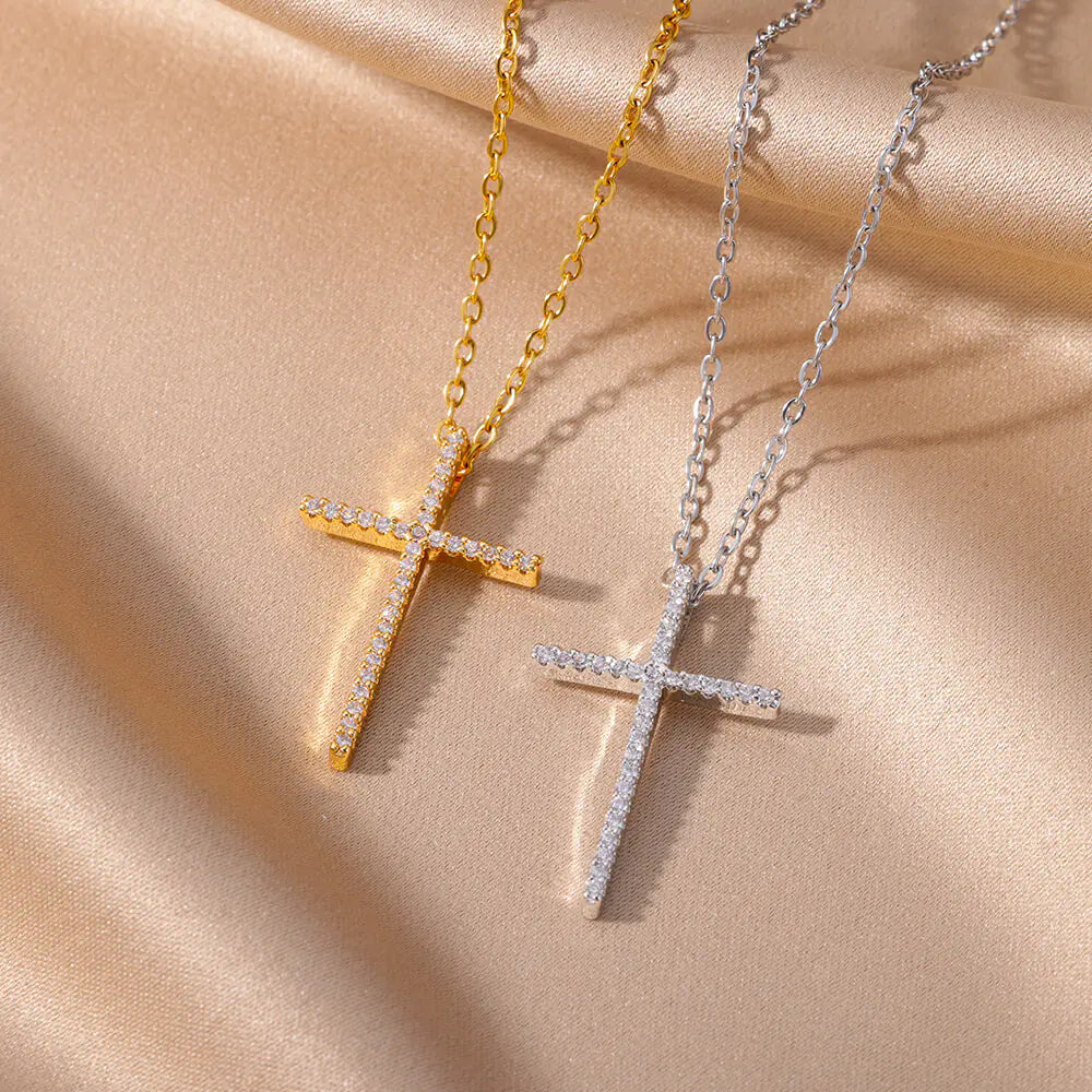 Collier pendentif croix minimaliste tendance avec zircone