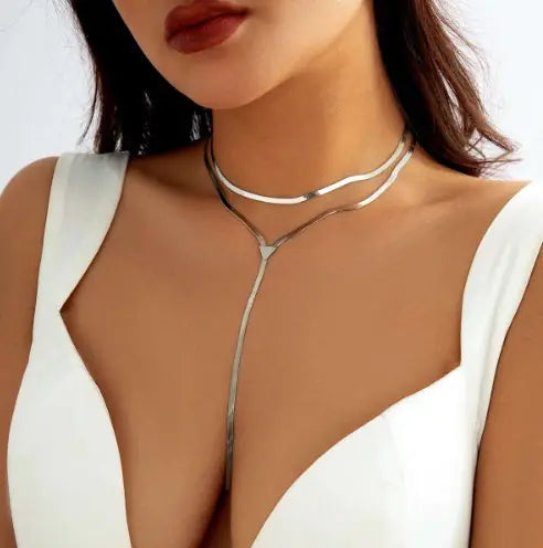 Collier ras du cou double au design minimaliste (une pièce)