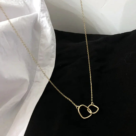 Collier ras du cou minimaliste avec pendentif double anneau