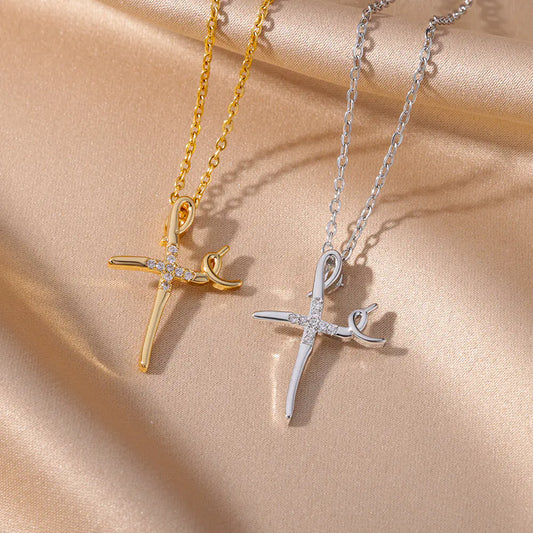 Collier pendentif croix minimaliste tendance avec zircone