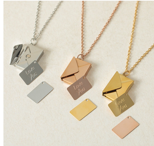 Colar Essence™ com letras personalizadas em aço titânio (peça única)