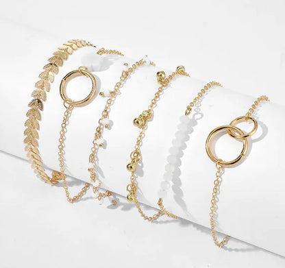 Pulseira com pingente de folha de flecha floral