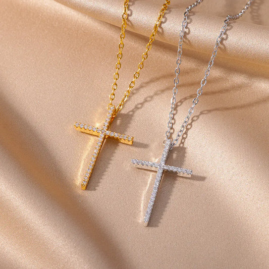 Collier pendentif croix minimaliste tendance avec zircone