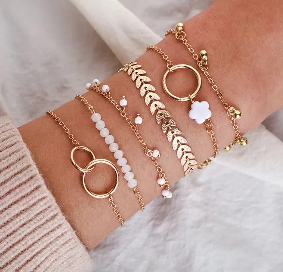 Pulseira com pingente de folha de flecha floral